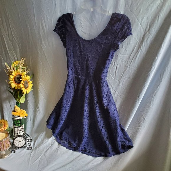Wet Seal Dresses & Skirts - Wet Seal Cute Cap sleeve lace dress lined